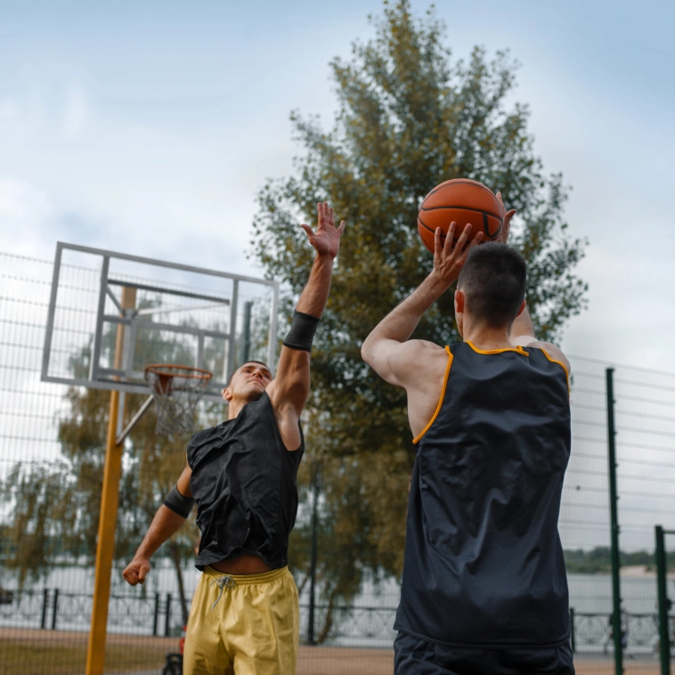 dois homens jogando basquete